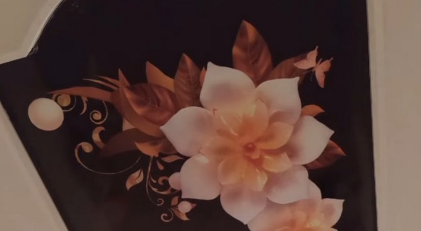 Glänzende Spanndecken: Foto realer Interieurs – Spiegel-Effekt für kleine Räume 2026.