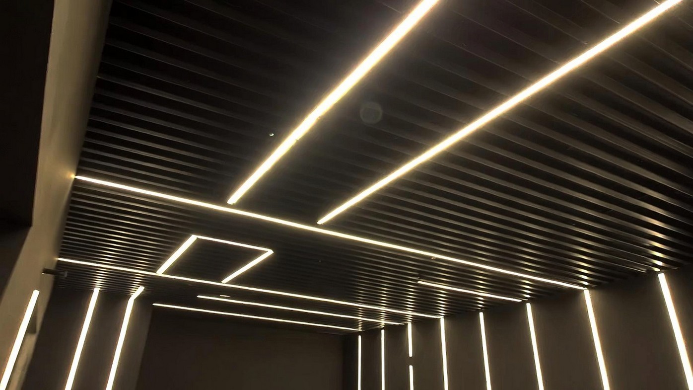 Warum die Ladenbesitzer auf der Königstraße Spanndecken statt Gipskarton wählen 2026.