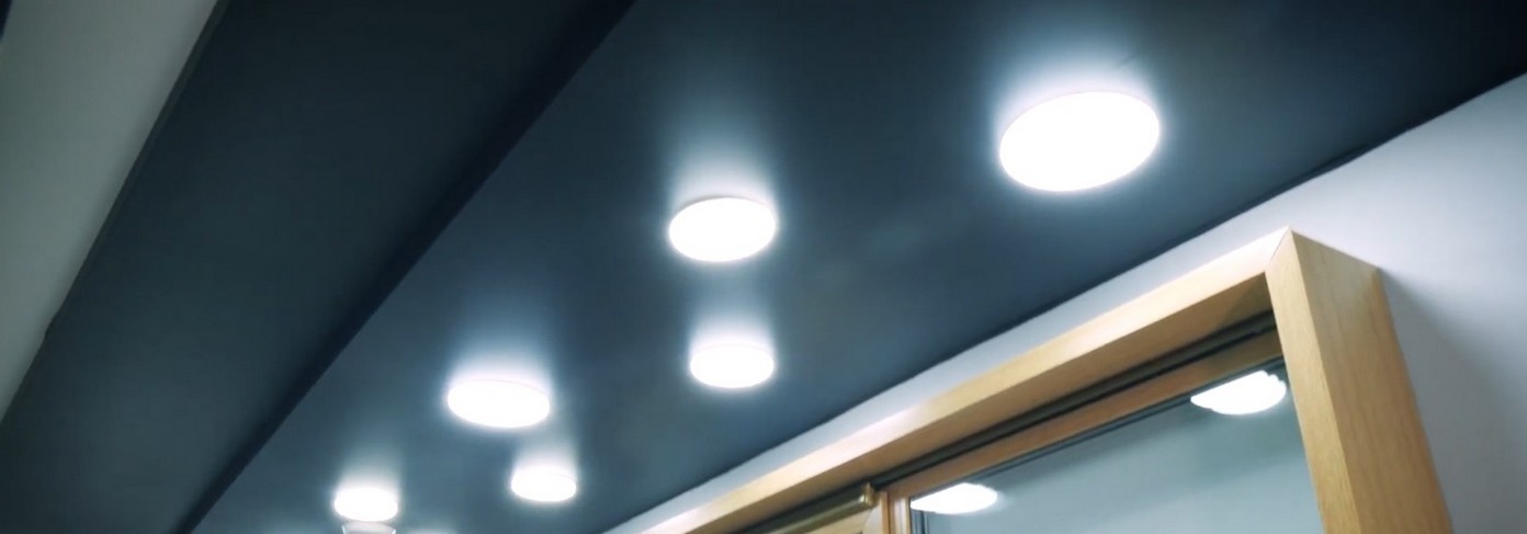 Vorteile matter vs. glänzender Spanndecken in kommerziellen Räumen 2026.