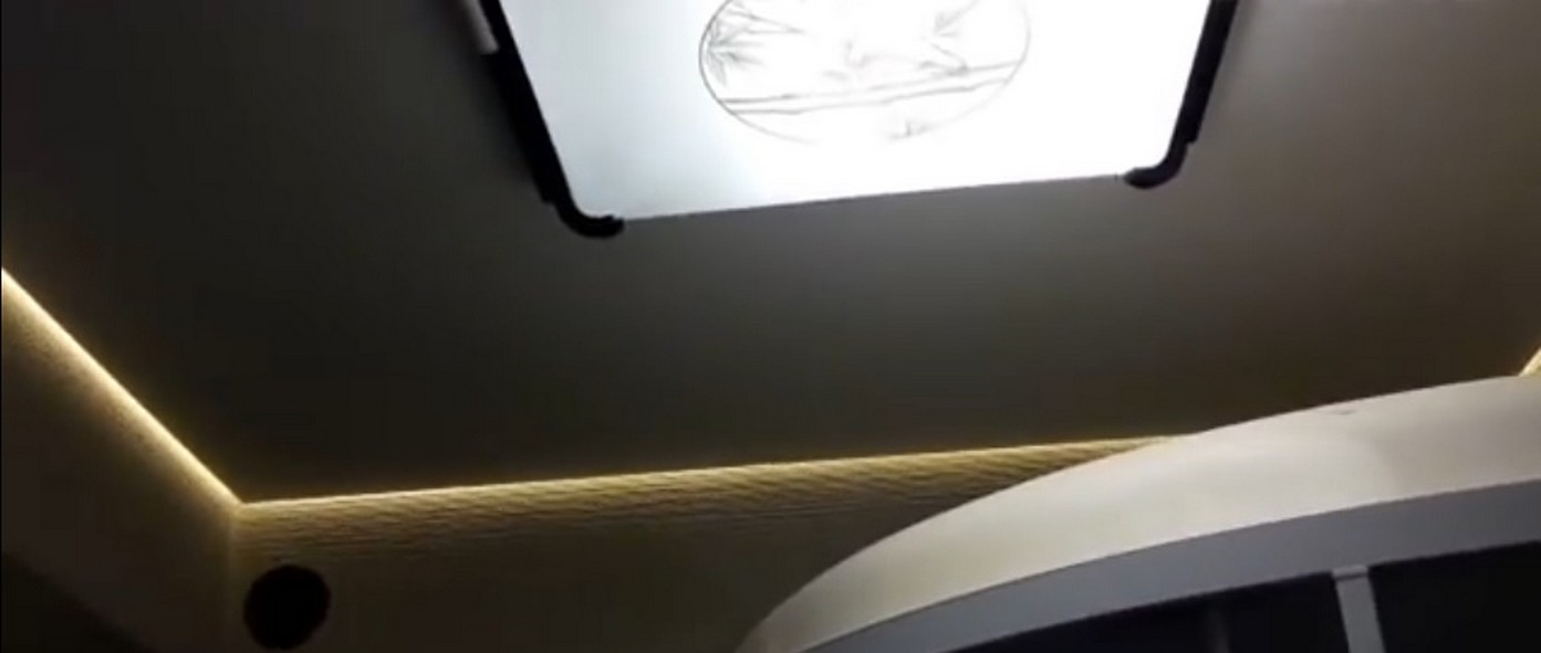 Spanndecken mit Spiegeleffekt: Visuelle Raumerweiterung 2026.