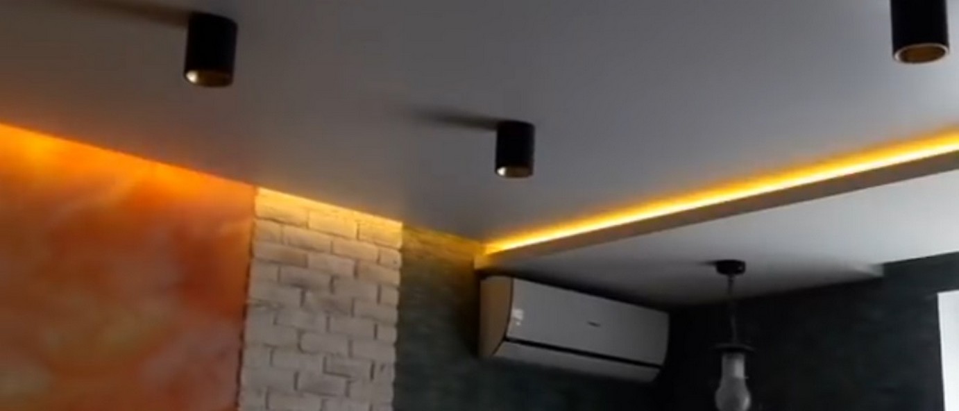 Spanndecken für das Schlafzimmer: Ruhige Designs und Farben 2026.