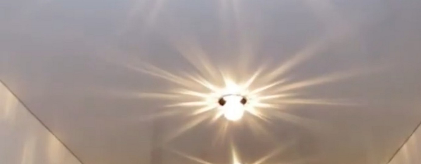 Spanndecken im Loft-Stil: Industrielles Design 2026.