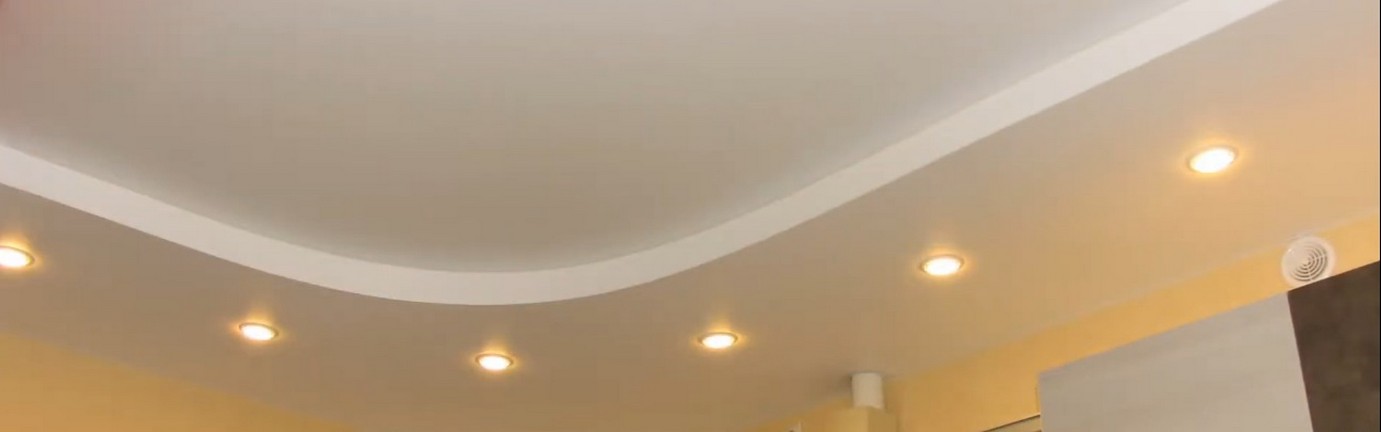 Vergleich: Preise für Spanndecken von lokalen und importierten Herstellern in Nürnberg 2026.