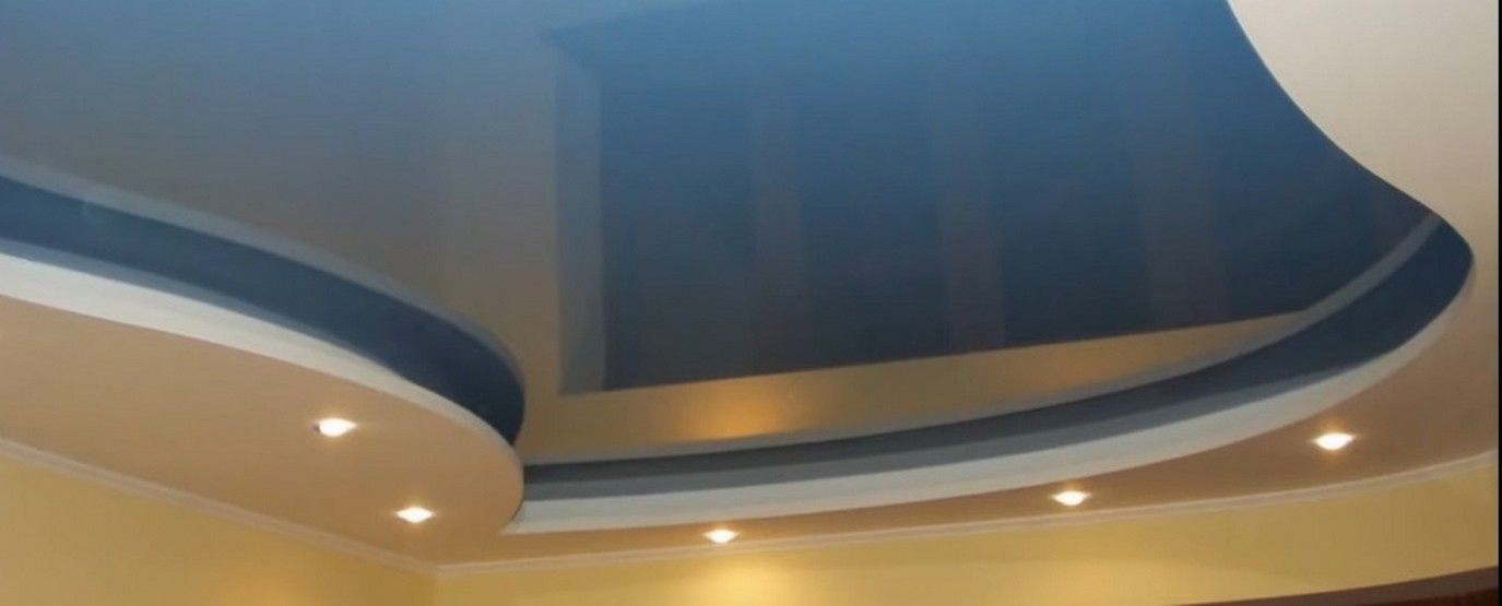 Vergleich der Kosten für glänzende Spanndecken in Nürnberg und München 2026.