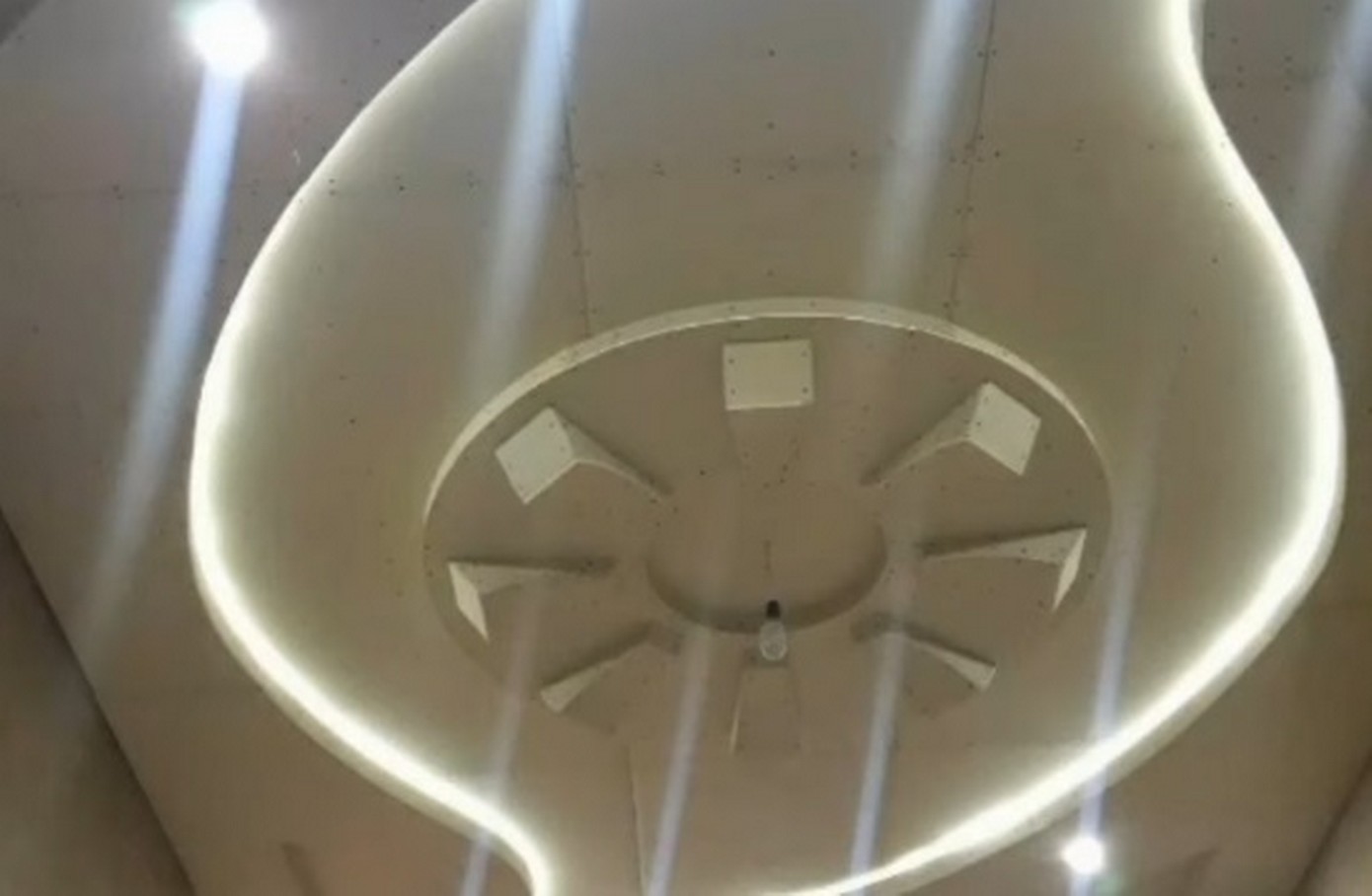 Wie kombiniert man Spanndecken mit den übrigen Elementen des Interieurs? Wie kombiniert man Spanndecken mit den übrigen Elementen des Interieurs 2026?