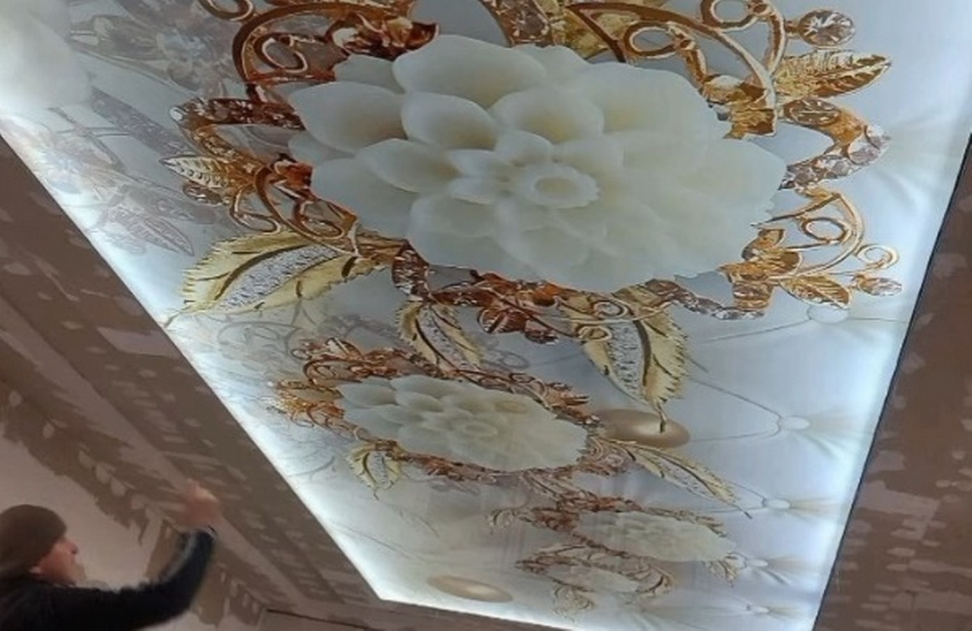 Darf man das Licht einschalten, wenn der textilen Spanndecke überflutet ist? Darf man das Licht einschalten, wenn der textilen Spanndecke überflutet ist 2026?